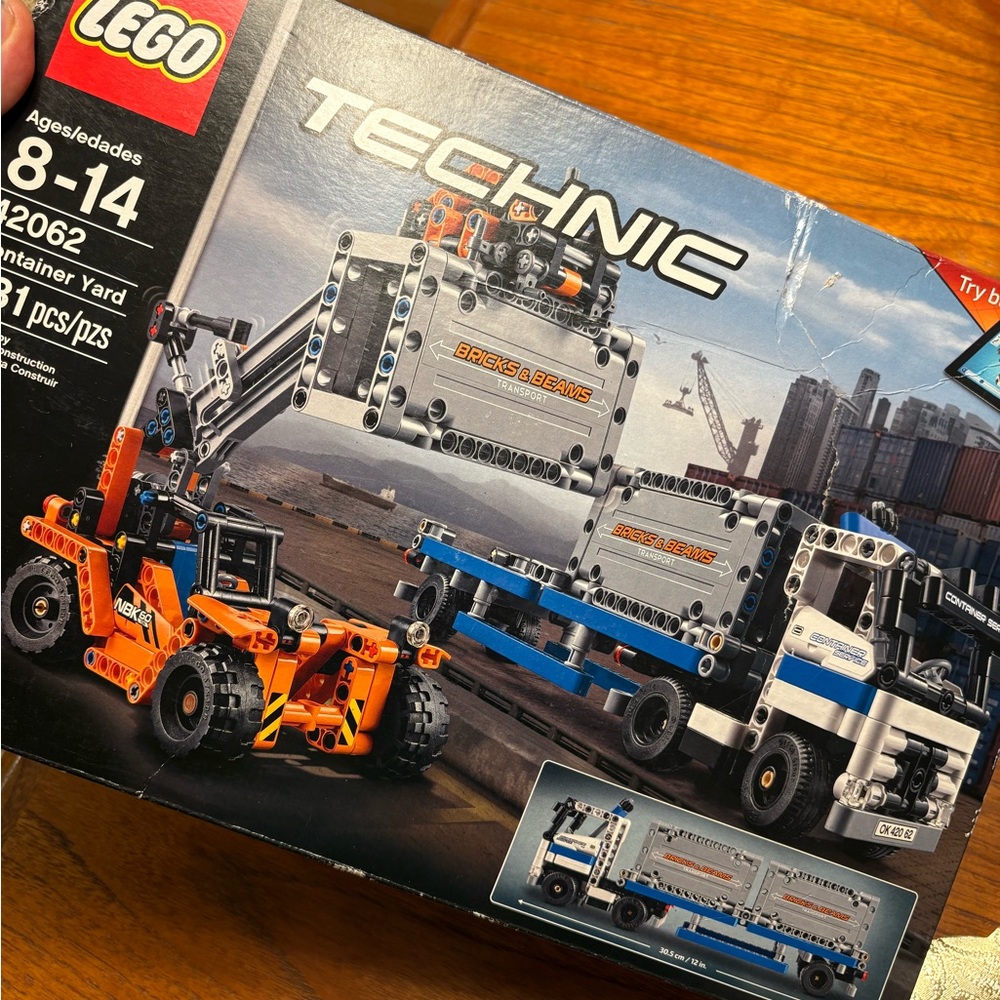 NIB - LEGO Technic Container Yard 42062. RARE Retired 2017. 2 in 1 631 pieces